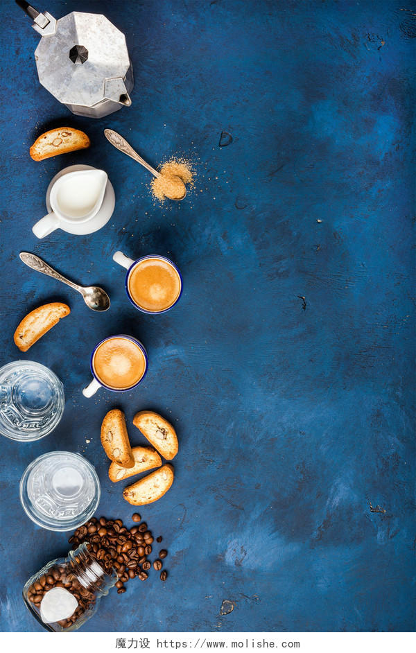 意大利 cantucci、 饼干和牛奶壶暗蓝色漆的胶合板的背景，顶视图，在杯子里的咖啡咖啡复制空间。食品框架概念